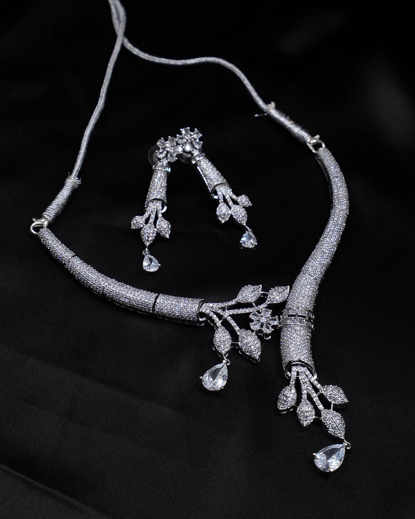 Hasli Necklace Set β A Graceful Blend of Nature & Elegance ππ