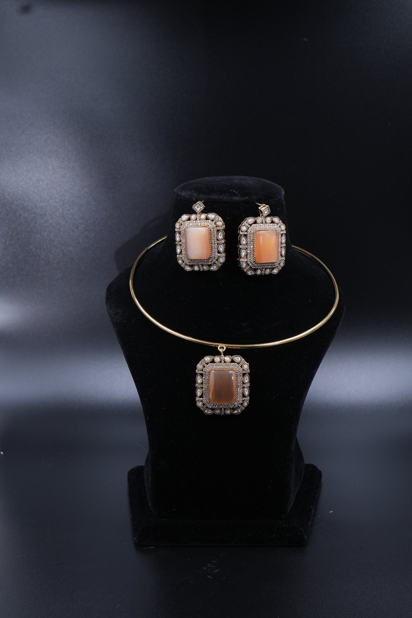 Embrace sophistication with this stunning Green Stone & Moissanite Choker Set, designed for those who love timeless elegance!