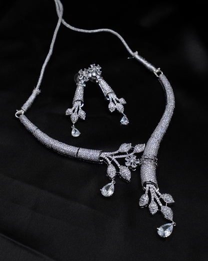Hasli Necklace Set – A Graceful Blend of Nature & Elegance 🍃💎