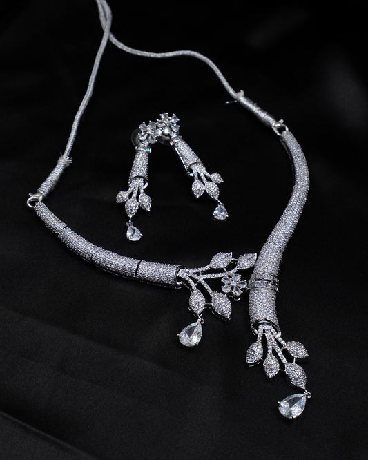 Hasli Necklace Set – A Graceful Blend of Nature & Elegance 🍃💎