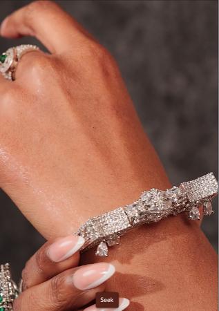 Exquisite AD Bracelet – Dynamic Elegance