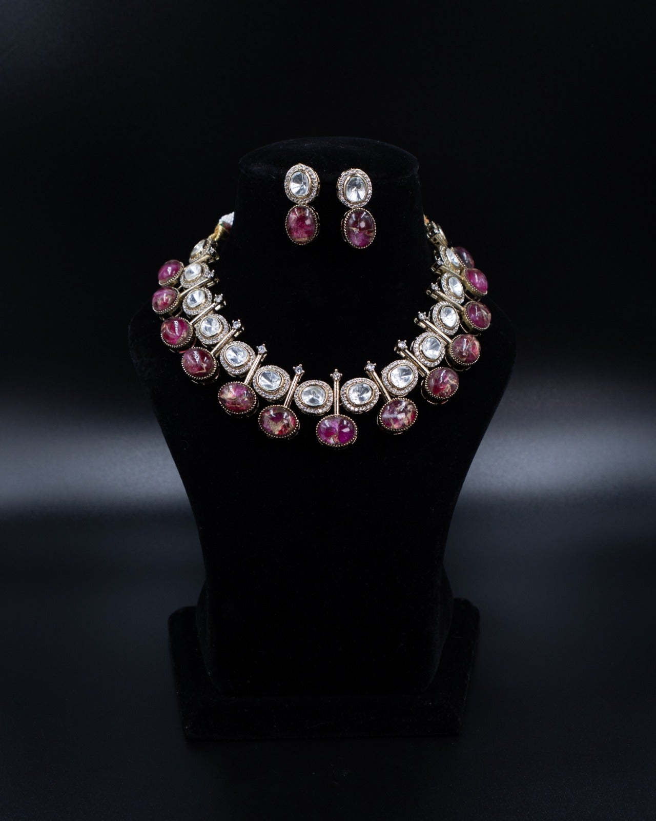 Elegant Gold-Toned Kundan Choker