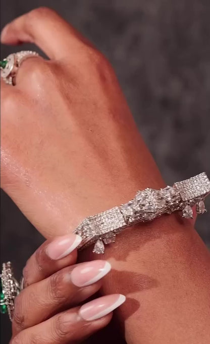 Exquisite AD Bracelet – Dynamic Elegance